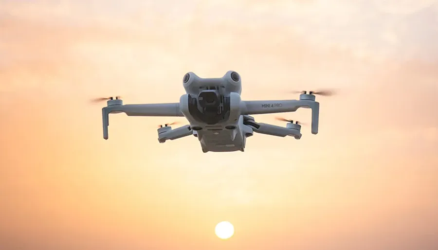 Dron DJI Mini 4 Pro z kontrolerem RC-N2