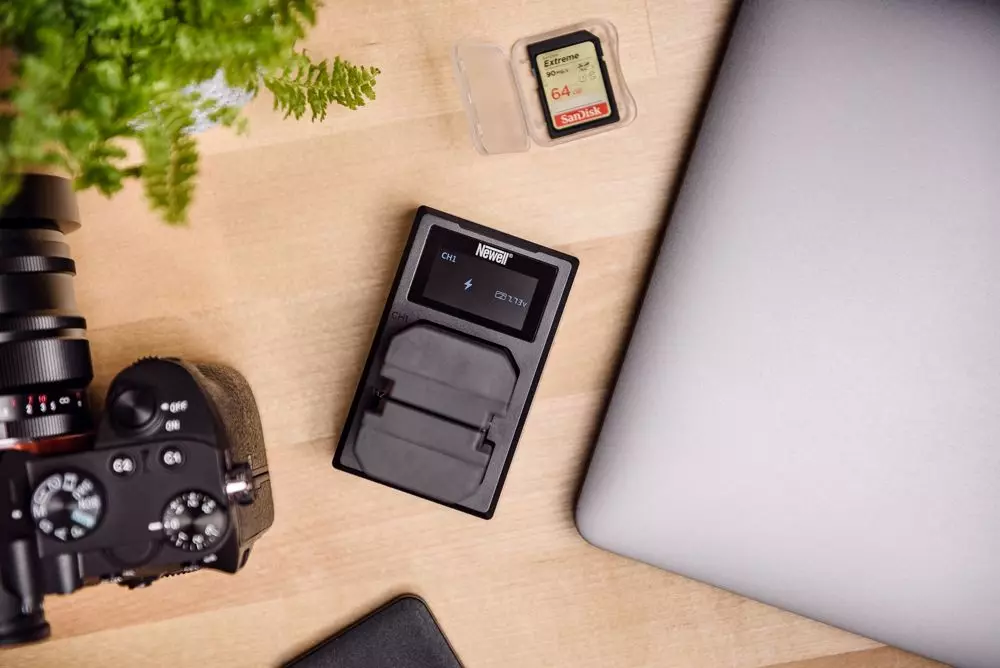 Ładowarka dwukanałowa Newell FDL-USB-C do akumulatorów NP-W235-2