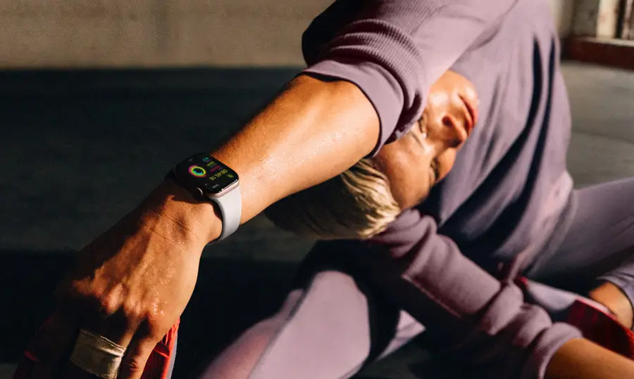 Apple Watch Series 10 GPS z kopertą 42 mm z aluminium w kolorze onyksu z paskiem sportowym w kolorze czarnym S/M